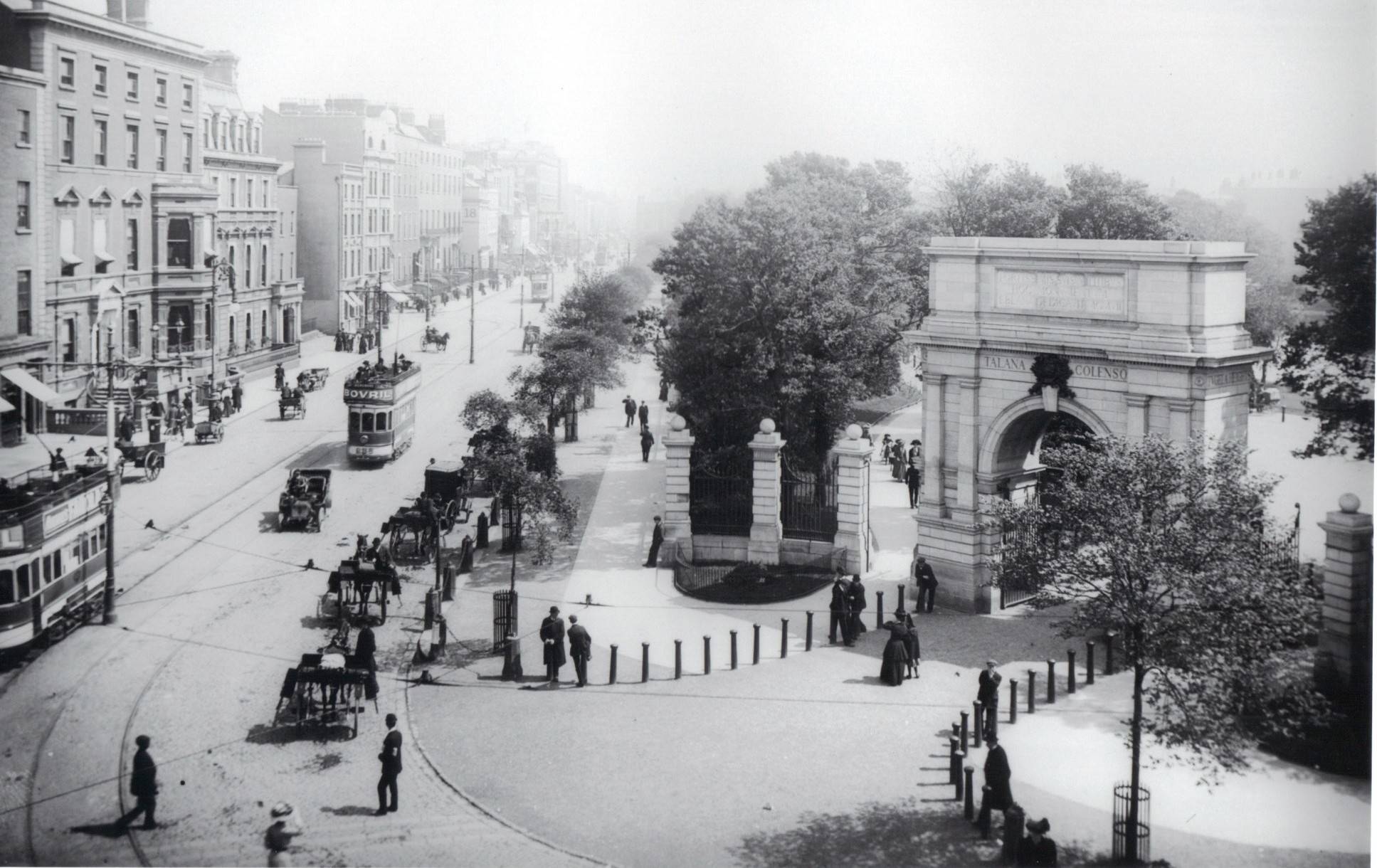 Fusiliers Arch, St Stephen's Green, taken around 1900. OPW. 